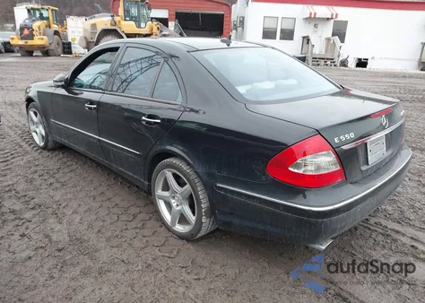 2008 Mercedes-Benz E 550 z USA, uszkodzony, nr VIN WDBUF72XX8B228346